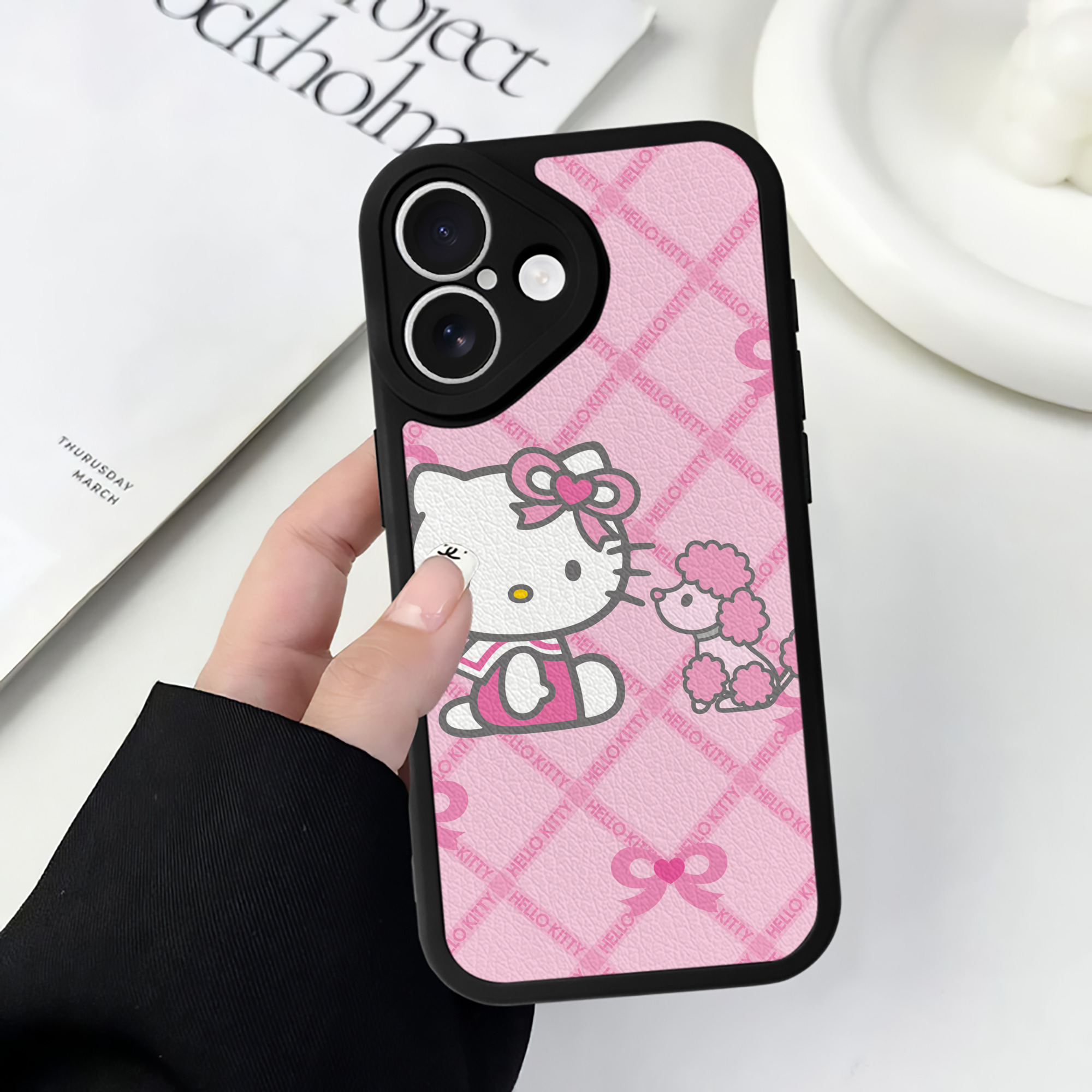 （画像用） Hello Kitty ハローキティ 【iPhone 16シリーズ対応】シリコンスマホケース（レザー調） 材質：シリコン